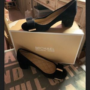 Michael Kors black low pump!